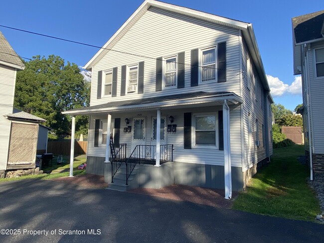 Building Photo - 1344 Sanderson Ave Rental