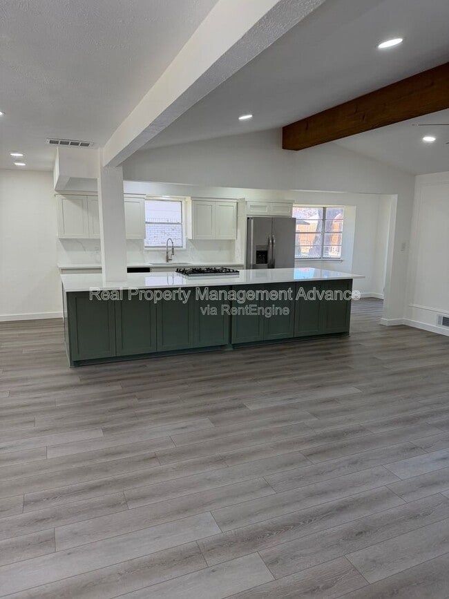 Photo - 905 Bromwich St