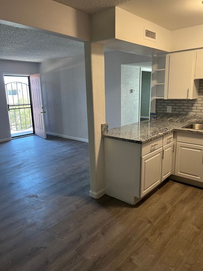 Building Photo - 2 Bedroom 1 Bath In Central Las Vegas Unit 24 Rental