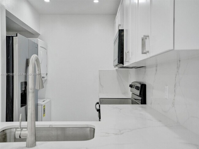 Photo - 10051 Winding Lake Rd Unidad 201