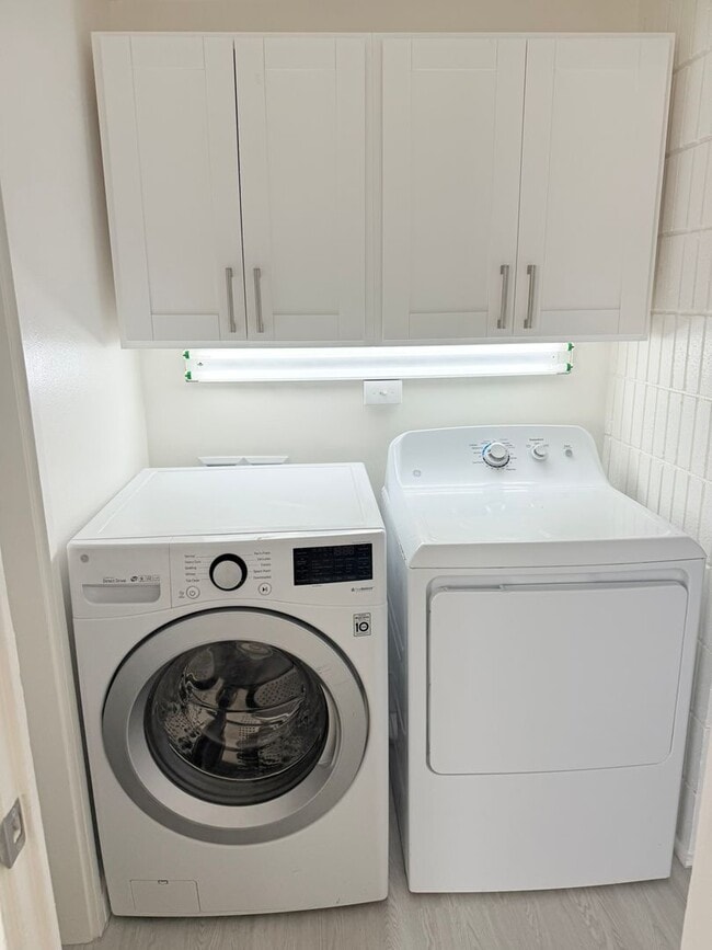 Photo - Sunset Lakeview - Fully renovated 3 bedroom, 2 bath with One open parking Unidad A1202