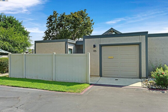 Photo - 785 Partridge Common Townhome