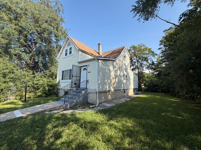 1748 W Steuben St