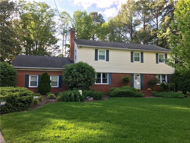 Building Photo - 4 Bedroom 2.5 bath Located in Larkspur VB