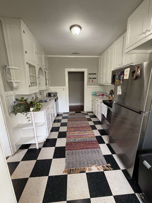 Photo - Daring 2 bedroom 1 bath in the heart of Ryan Place. Unit 100