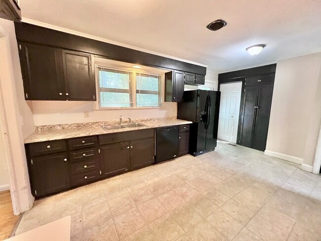 Building Photo - 124 Rocky Hill Rd Rental
