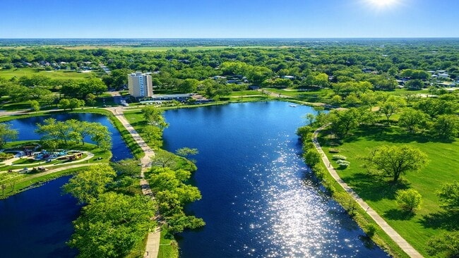 Building Photo - Lakeview Residences