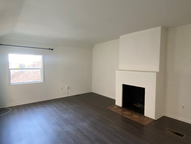 Building Photo - 8731 Holloway Dr Unit 8731.5