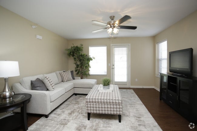 1BR, 1BA - Augusta/804 SF - Williamsburg Plaza Apartments