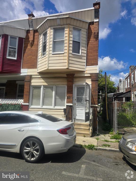 Building Photo - 556 N Wanamaker St Rental