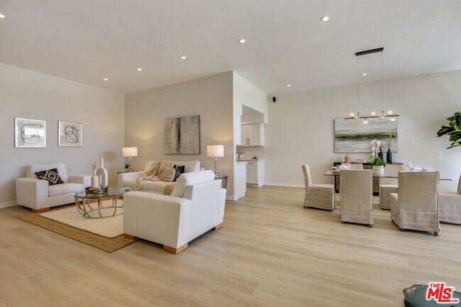 Photo - 11970 Montana Ave Unidad 305