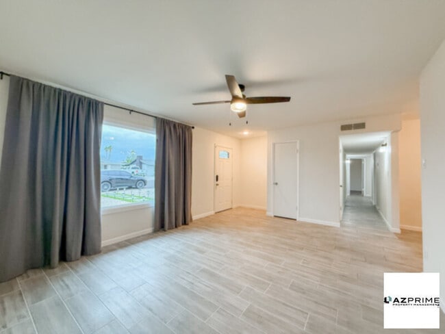 Photo - Beautiful 4/2 Phoenix House!