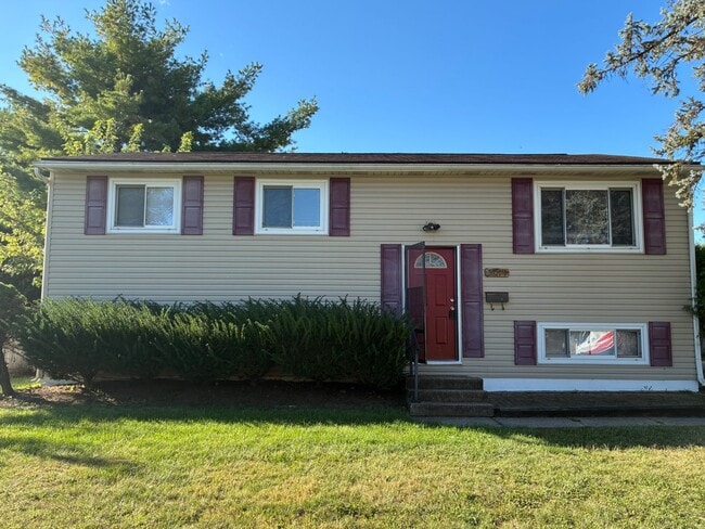 Building Photo - Home with Updated Kitchen and Clean, Modern Interior Finishes
