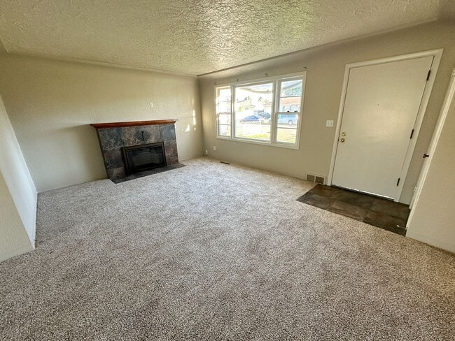 Photo - 1069 Evergreen Ave NE