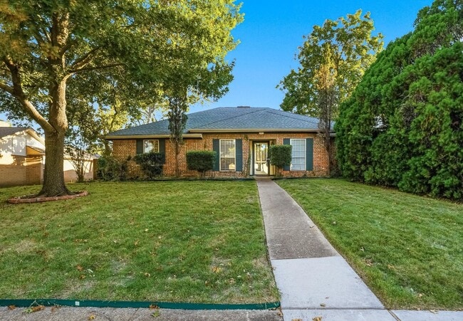 Building Photo - Charming 4 Bedroom 2.5 Bath Home In RISD!