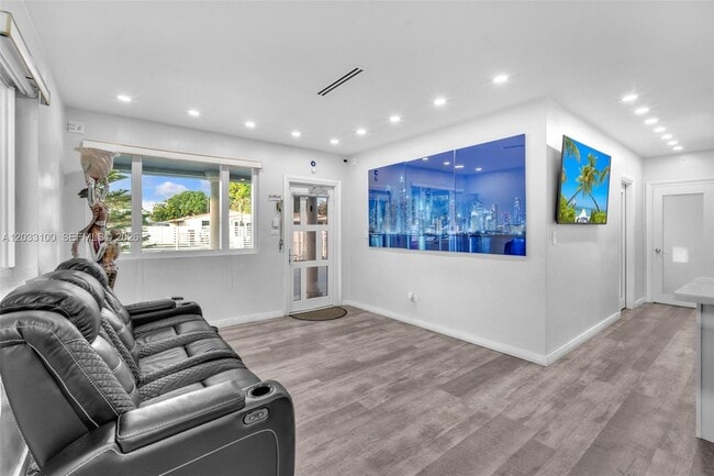 Photo - 380 W 30th St
