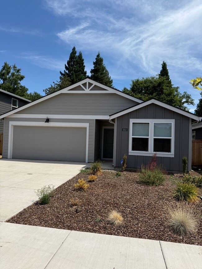 Building Photo - Beautiful 3 Bedroom 2 Bathroom Home Availa...