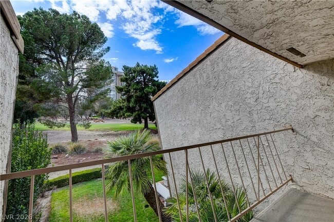 Building Photo - 3223 Pinehurst Dr