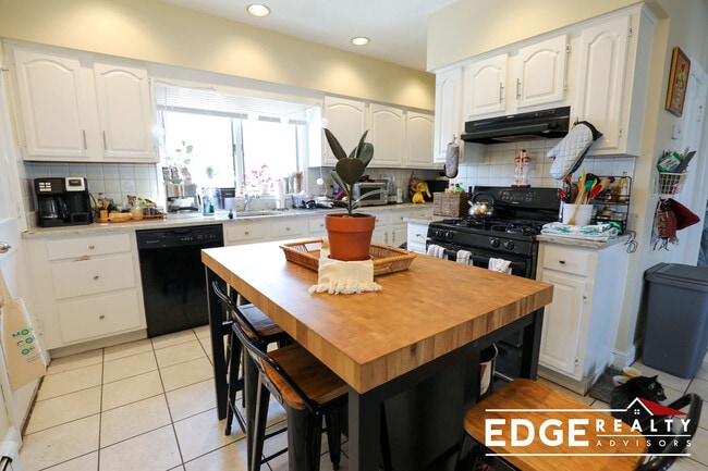 Building Photo - 7 Glenley Ter Unit 1