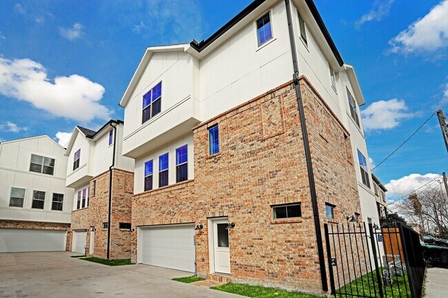 Building Photo - 5422 Darling St