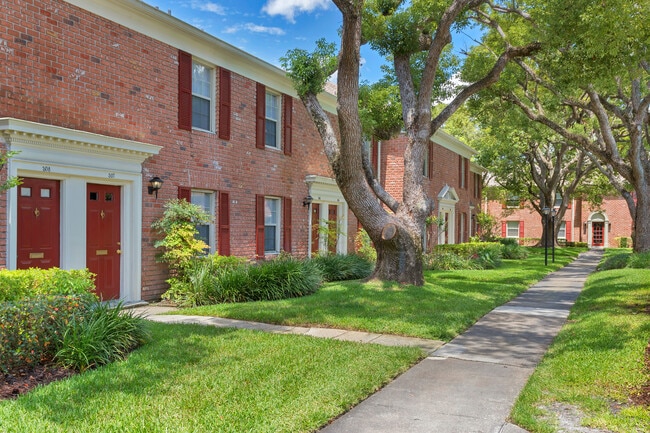 Well kept grounds - Carlton Arms of Winter Park