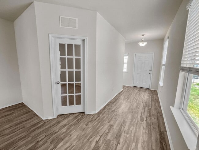 Photo - 595 Eves Necklace Dr.