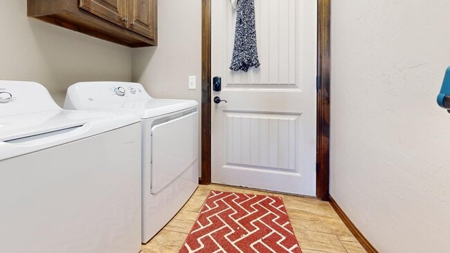 Photo - 373 NE Sanders Dr