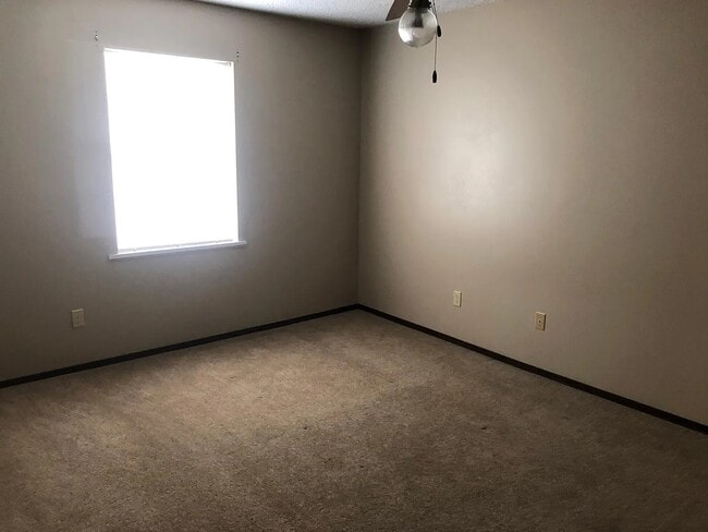 Large master bedroom - 200 Lodge Dr Unit 801