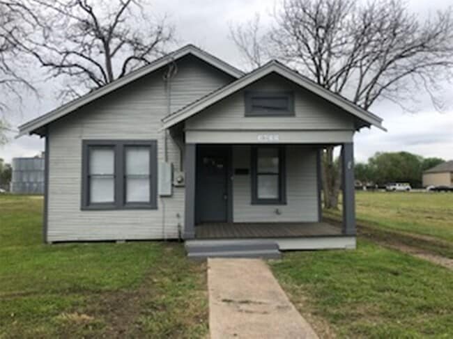 Photo - 3022 School St