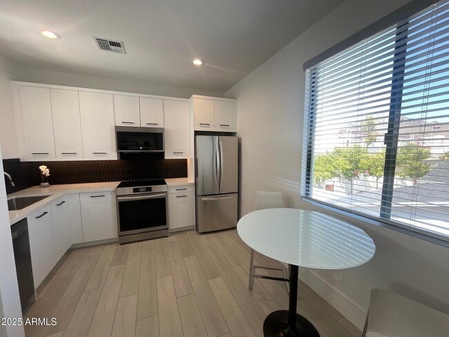 Photo - 1611 E Lamar Rd