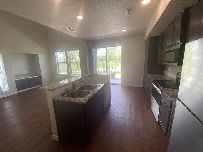 Kitchen and living room - 7356 N Lucy Rose Ln Casa Adosada