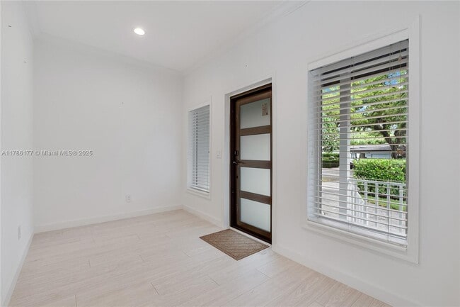 Photo - 1524 Zoreta Ave