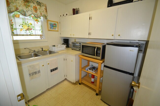 Get yourself an air-fryer to round out this kitchenette - 28 Merton Rd Unit Rear