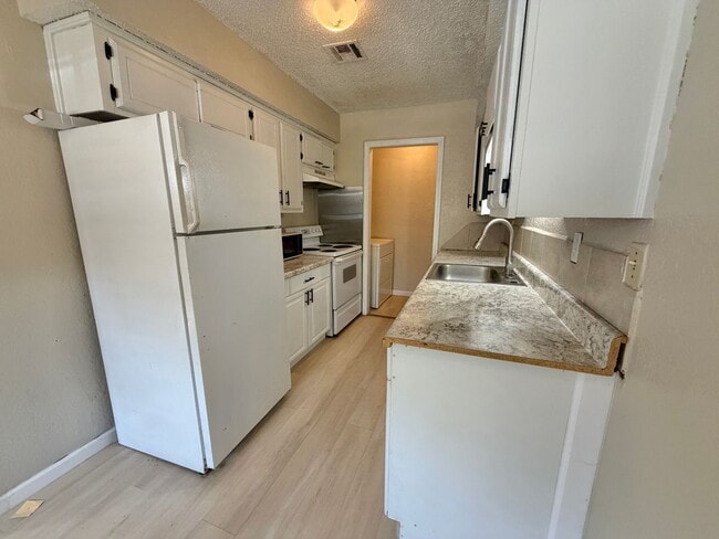 Building Photo - 109 SE 42nd St Unit D