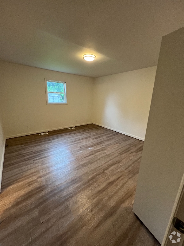 Building Photo - 404 Middle St Rental