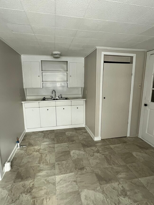 Photo - 255 Allen St Unidad B