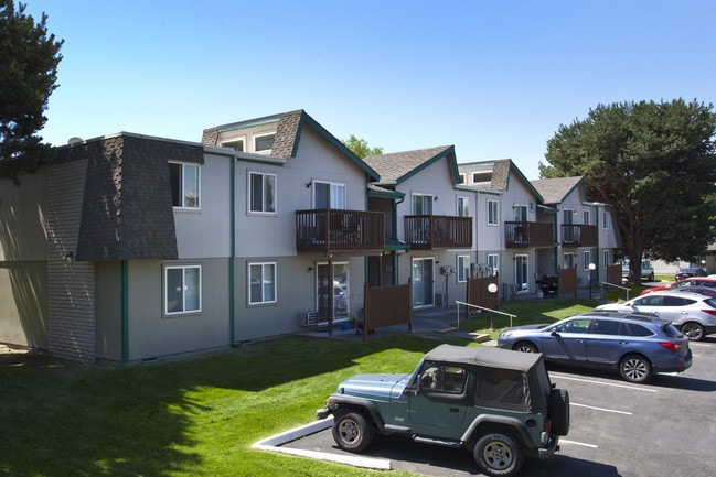 TowerApartments_Hermiston_OR_UnassignedParking