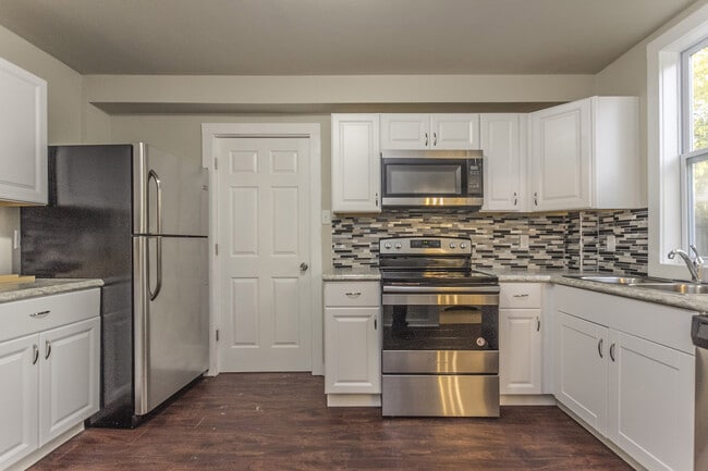 Photo - 5 Bedrooms, 2 Bathrooms - Near Drake