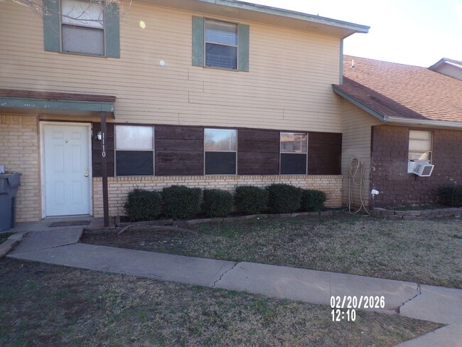 Photo - 2 STORY TOWNHOUSE , CLOSE TO SHOPPING AND RESTAURANTS