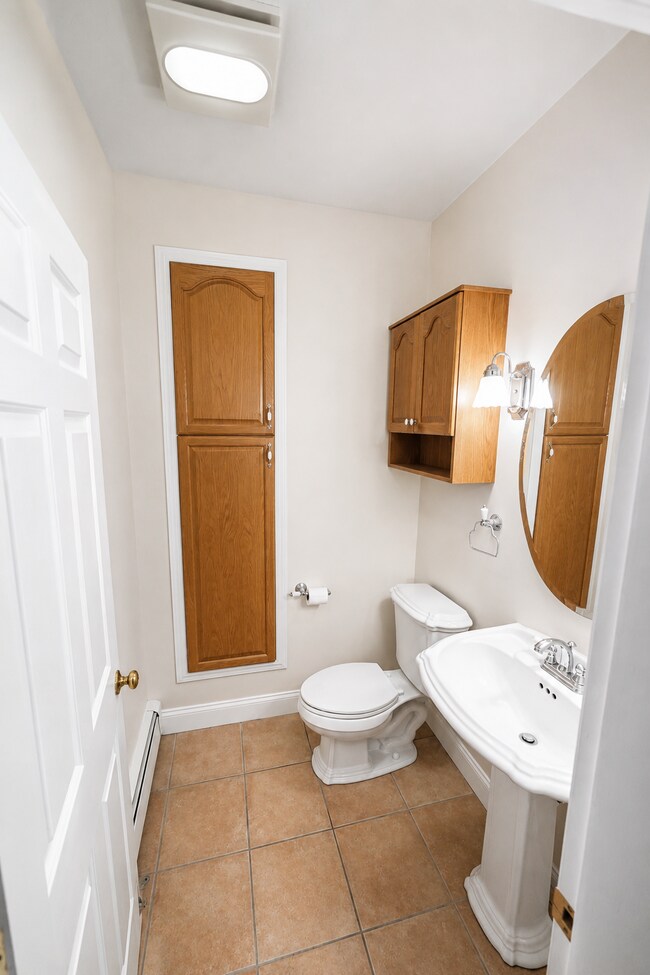 1/2 Bathroom - 126 2nd St Unidad 1
