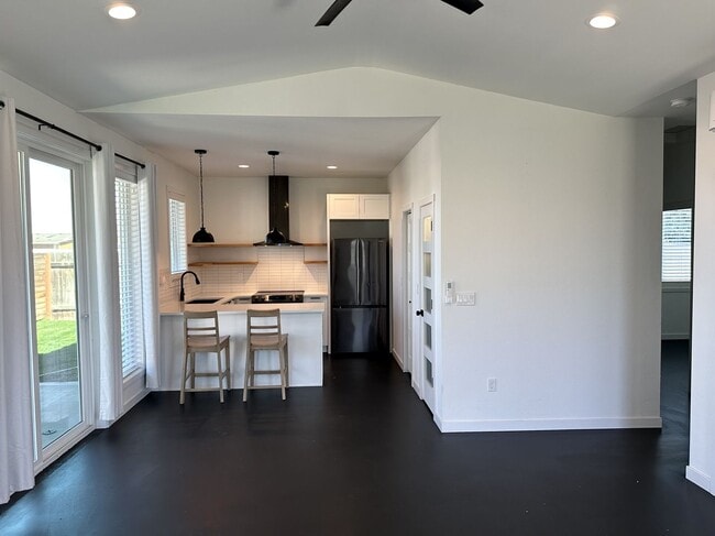 Photo - A Bright & Contemporary Home in Pasco