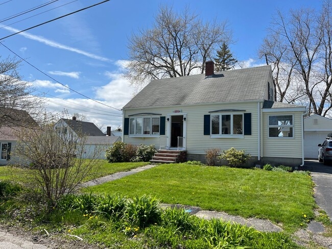 Building Photo - Three Bedroom Cape for Rent in Great Portland Neighborhood!