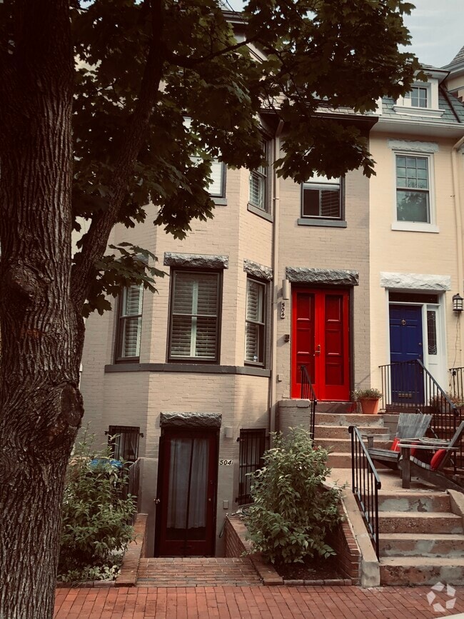 Building Photo - 504 E St NE Unit 504 E ST lower level apt.