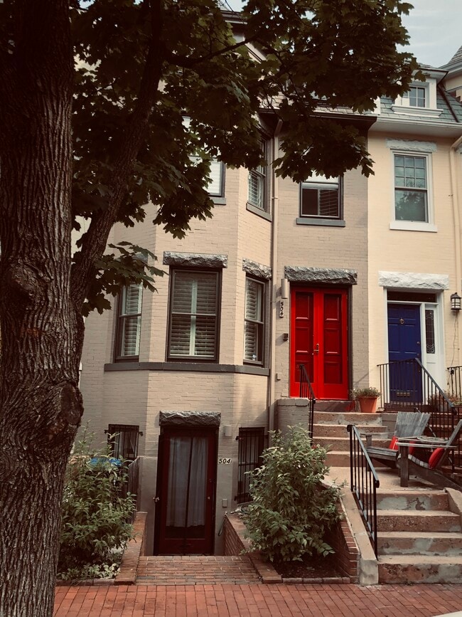 Photo - 504 E St NE Unidad 504 E ST lower level apt.