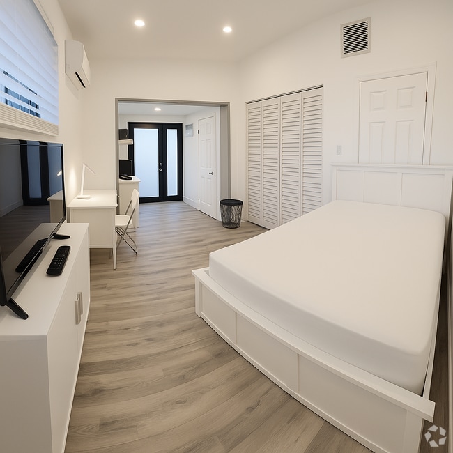 Building Photo - 2415 SW 64th Ave Unit Studio  I Rental