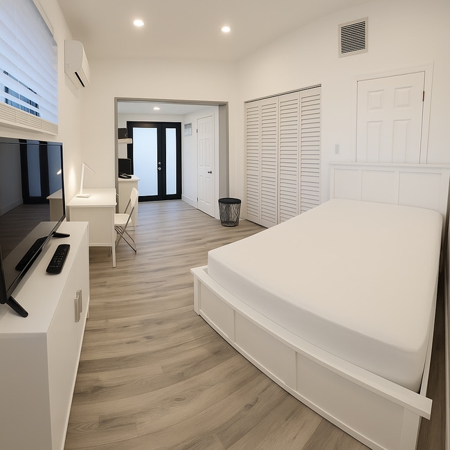 Building Photo - 2415 SW 64th Ave Unit Studio I Rental