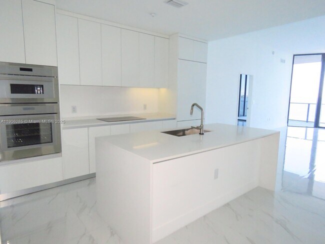 Photo - 700 NE 24th St Unidad 204-A