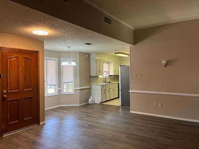 Building Photo - Three bedroom, two bath home available for lease!