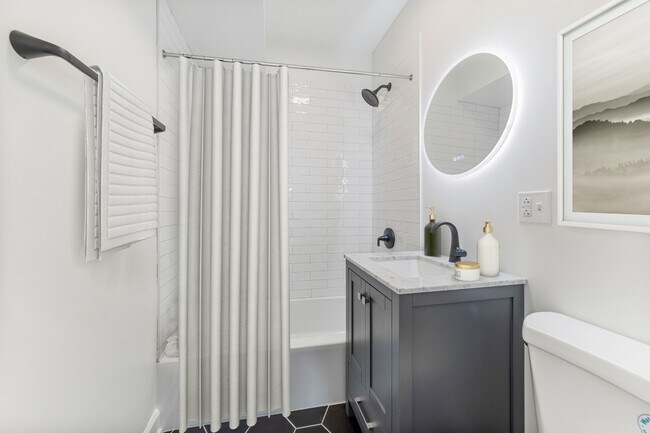Photo - Renovated 2 bed 2 bath Lincoln Square Apartment! Unit 2