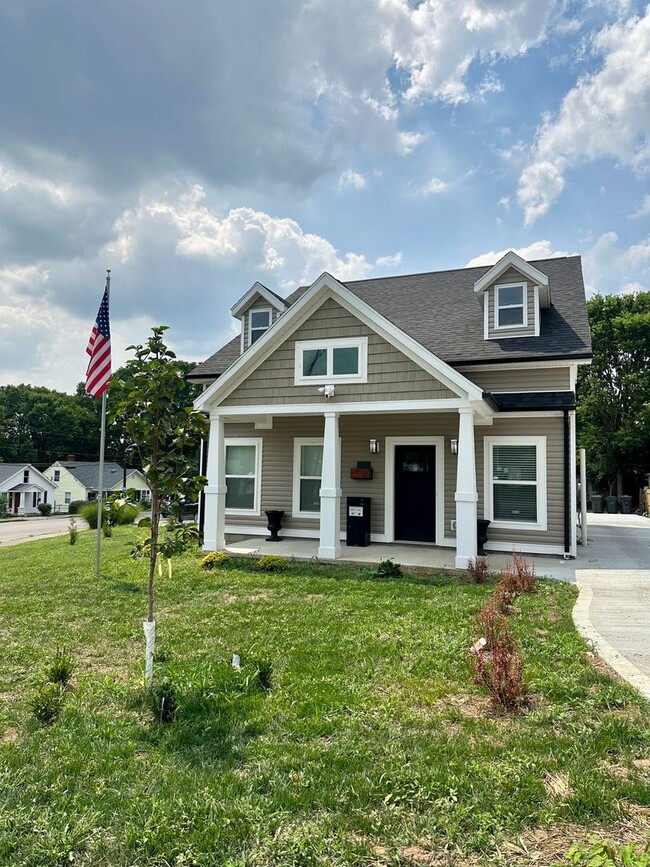 Photo - Brand New! Pre-leasing 26-27 Students